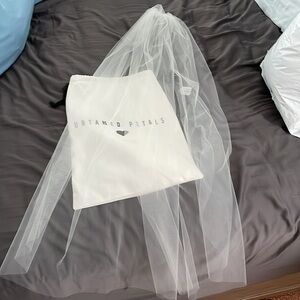 Untamed petals Nicole fingertip ivory veil